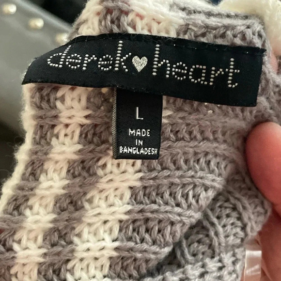 Derek Hearts grey and white acrylic sweater with cross back size L - Picture 5 of 5